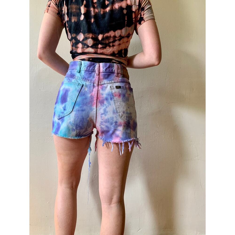 Vintage Lee Tie Dye Denim Cut Off Shorts High Rise Reworked Waist 32 90s - Picture 3 of 3
